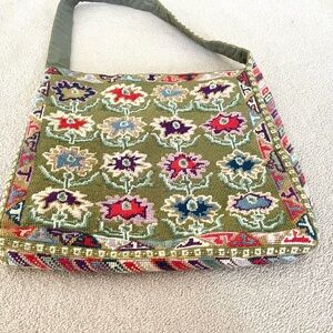 Needlepoint crossbody bag with floral design